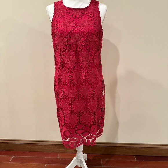 London Times Dresses & Skirts - London Times Berry Floral Lace Midi Dress